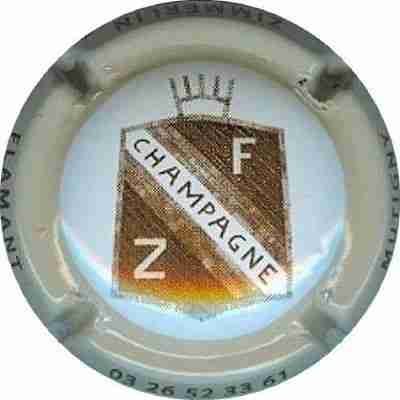 N°13 Contour crème, écusson or
Merci à  www.capsules.be
