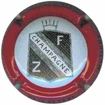 N°17 Contour rouge, écusson noir
Merci à  www.capsules.be
