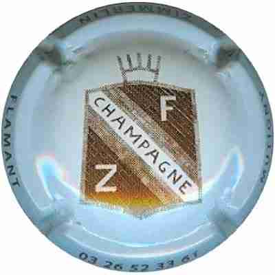 N°14 Fond blanc, écusson or
Merci à  www.capsules.be
