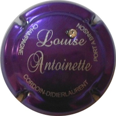 N°001 Violet métallisé, avec strass sur i de Louise
Photo LE FAUCHEUR Alexandre
