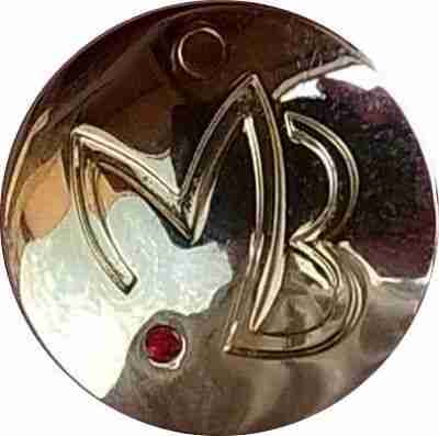 N°18b Insert, plaqué or, strass rouge, rosé de saignée
Photo Bernard DUQUENNE
